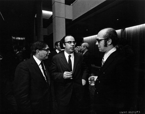 Jacques Hétu entouré de Jean Papineau-Couture et Serge Garant lors du concert de la SMCQ au Théâtre Maisonneuve de la Place des Arts. [Photo: Bruno Massenet, 18 décembre 1969]